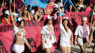 La campa�a por el balotaje se col� en la Marcha del Orgullo Gay