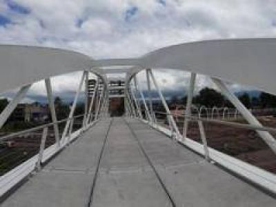 Reparan parte del puente peatonal que se da�� por la lluvia