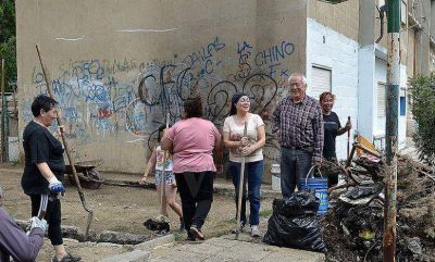 Vecinos del Gregores, cansados de que el municipio no levante la basura, decidieron limpiar ellos mismos