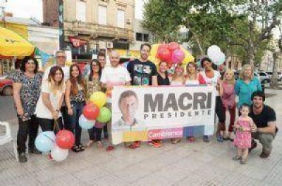 Cambiemos: Globos y folletos por Macri Presidente
