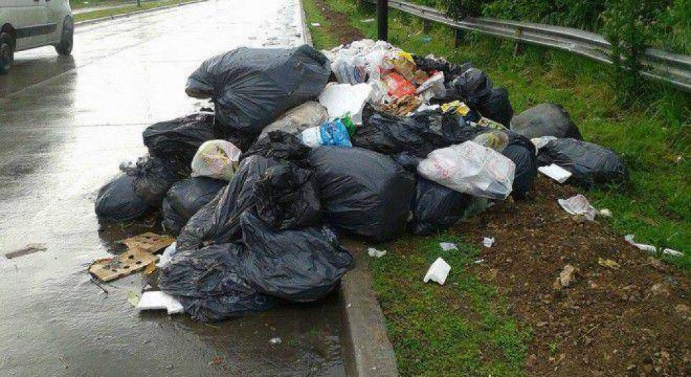 En retirada, Bruera interrumpi la recoleccin de residuos y La Plata es un basural