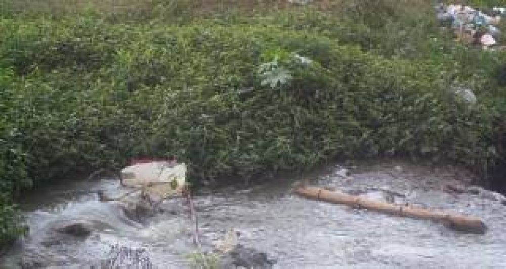 Basura y aguas servidas dejan en lamentable estado al parque Guillermina