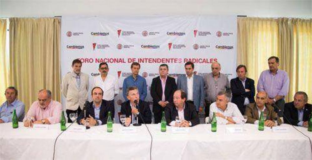 Roberto Giubetich junto a Macri en Foro de Intendentes radicales