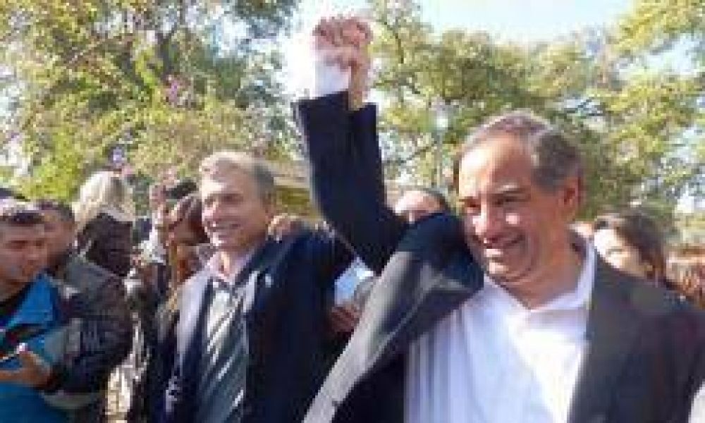 Julio Mart�nez y compa��a llevan al interior el pedido de �cambio�