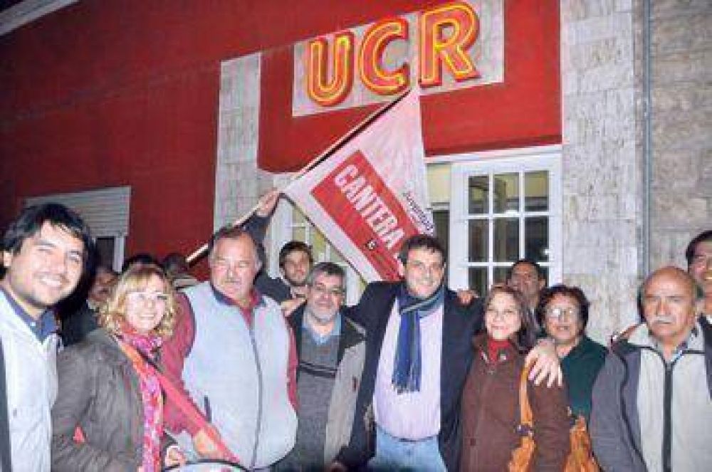 Dirigentes piden a Dom�nguez que deje la presidencia de la UCR