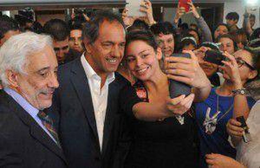 Scioli dijo que mientras �l garantiza un d�lar a $10, Macri quiere una �megadevaluaci�n�