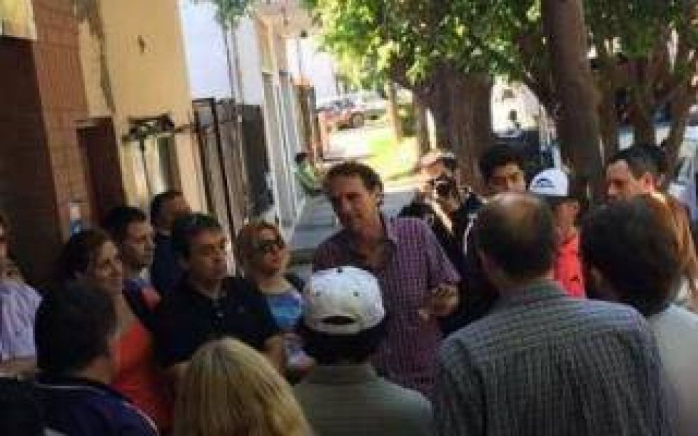 Katopodis hace campa�a por Scioli en las calles de San Mart�n