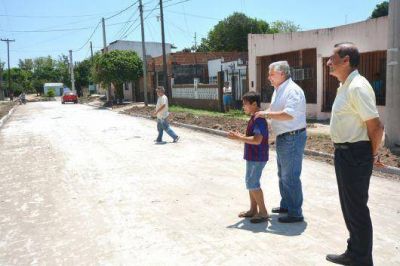 Fabi�n R�os coordin� las obras de pavimentaci�n de varias arterias en los barrios San Mart�n y San Benito