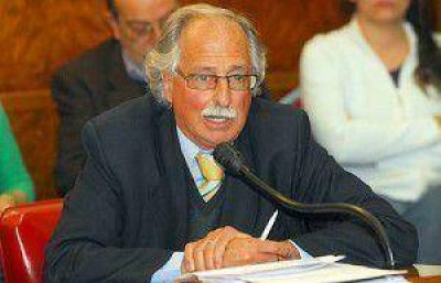 Cano pidi� tranquilidad a los municipales y explic� que �la deuda con las obras sociales asciende a 30 millones de pesos�
