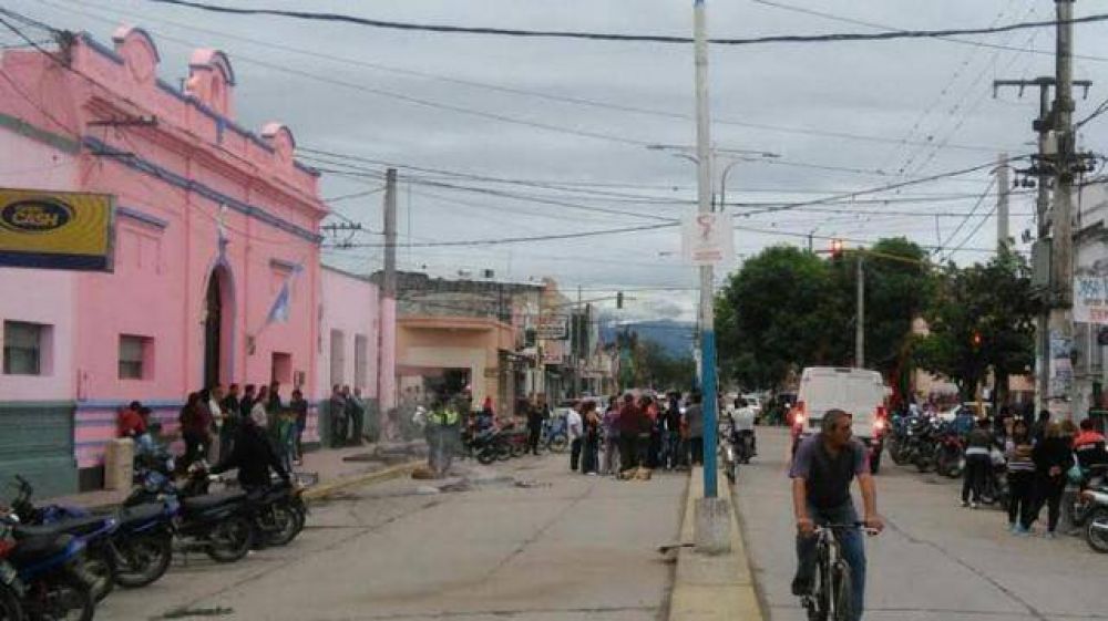 Ex empleados quemaron gomas en las puertas del municipio de Famaill�