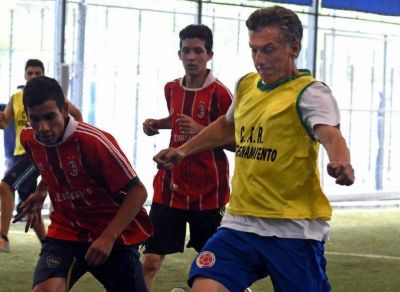 Llega Macri y lo esperan con un acto