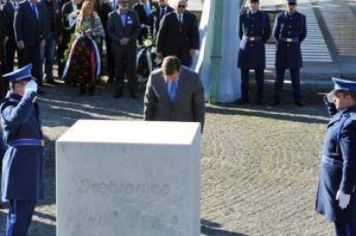 El primer ministro serbio homenajea a las v�ctimas musulmanas de Srebrenica