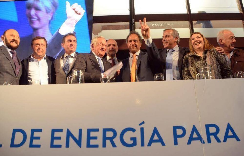 Scioli alert� a los gobernadores petroleros: �Macri quiere ir por YPF�
