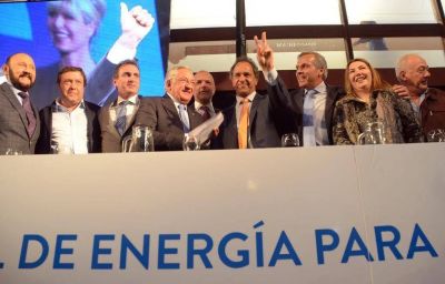 Scioli alert� a los gobernadores petroleros: �Macri quiere ir por YPF�