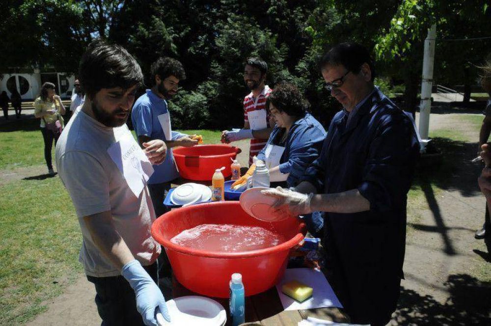Cientficos del Conicet realizaron una lavada de platos simblica contra Macri