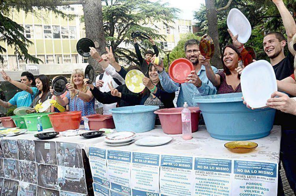 Entre platos, agua y detergente, los universitarios pidieron la continuidad de las pol�ticas cient�ficas