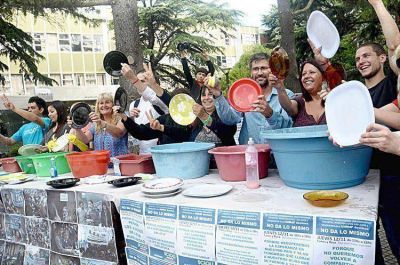 Entre platos, agua y detergente, los universitarios pidieron la continuidad de las pol�ticas cient�ficas