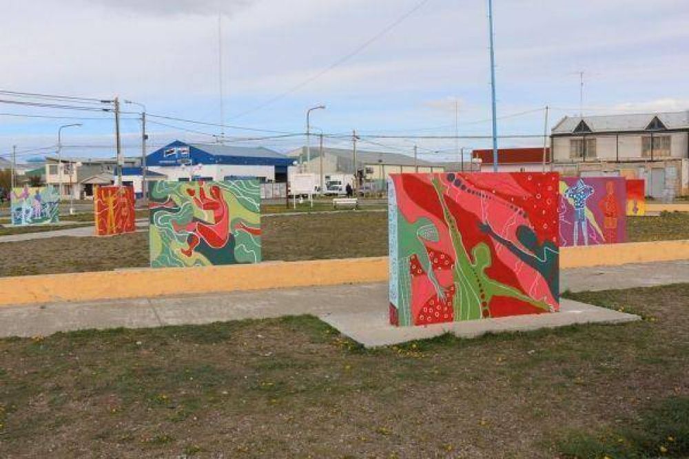 Se inaugura el paseo art�stico a cargo de chicos del polivalente en la Plaza de los Onas