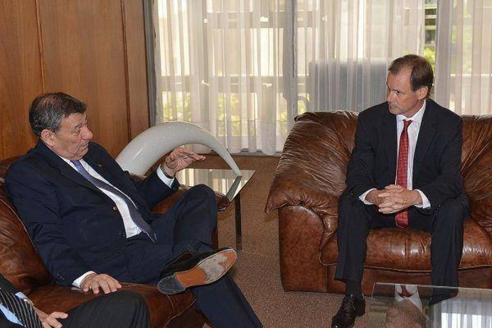 Bordet profundiza lazos con Uruguay por la infraestructura portuaria