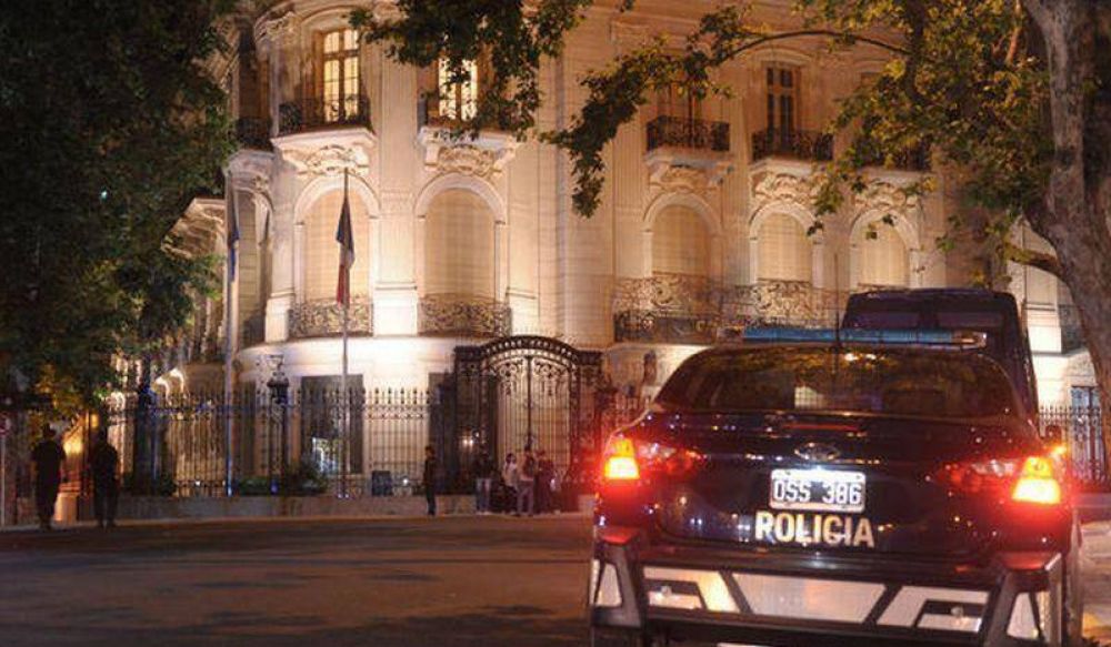 Refuerzan la seguridad en la Embajada de Francia