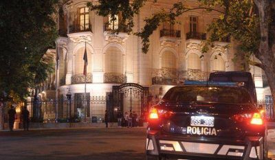 Refuerzan la seguridad en la Embajada de Francia