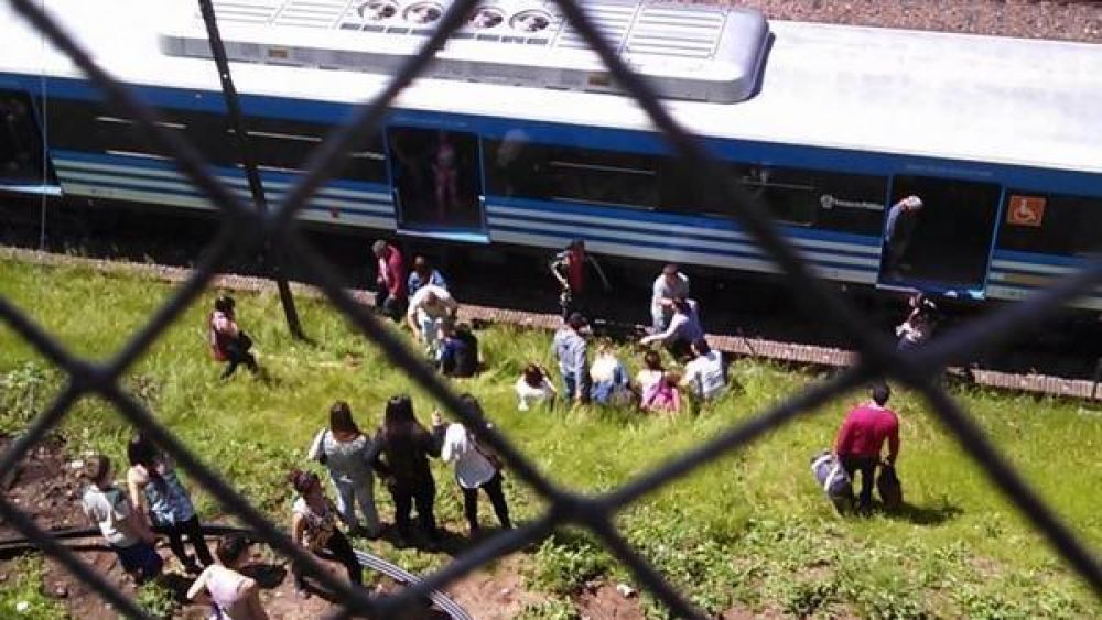 Tren Sarmiento: fren� de golpe en Caballito y dej� once heridos