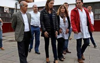 Vidal y Salvador visitaron una escuela en Jos� C. Paz