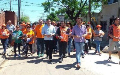 Intensa campa�a del peronismo en apoyo a Scioli en Beccar y Mart�nez