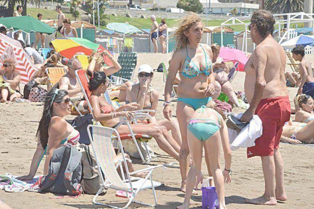 La playa convoc� a todos en una jornada agobiante