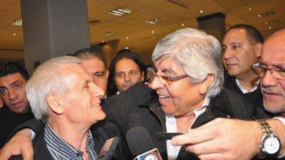Sin candidatos y con promesas de paz social, Moyano y Cal� despiden la campa�a