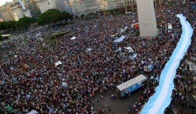 Una multitud en el Obelisco en apoyo a Scioli