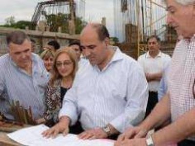 El gobierno reencauza r�os y construye defensas en el sur