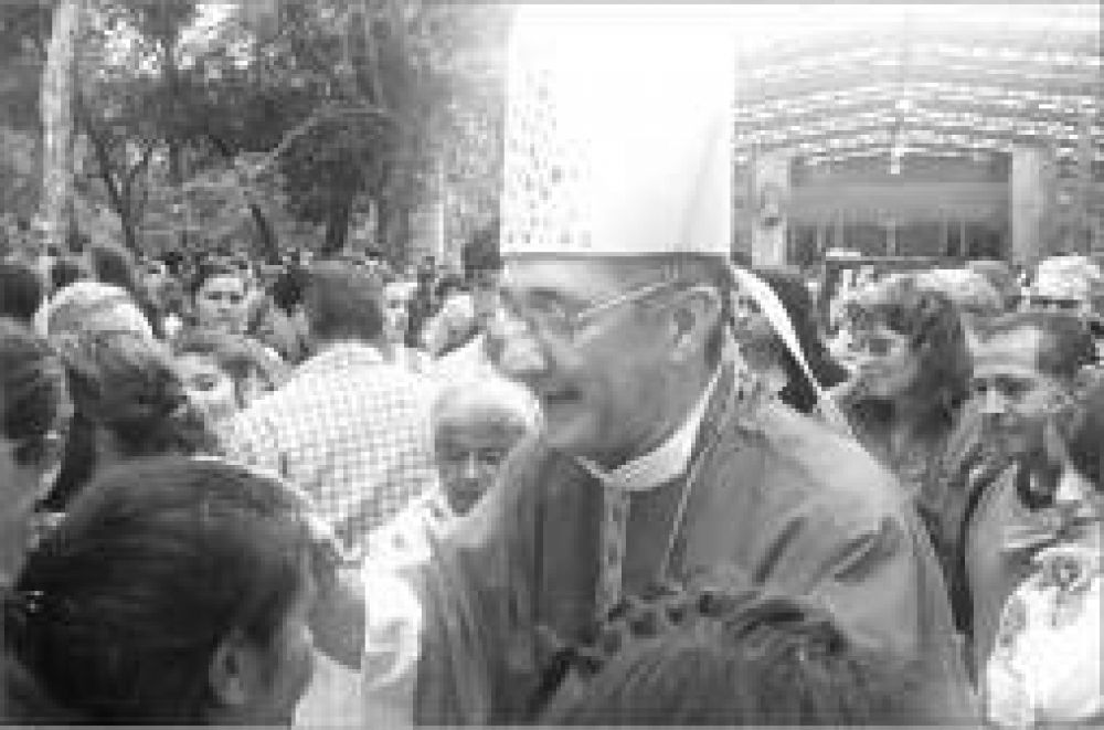 Ocho mil fieles llegaron a Loreto: “falta gente que se comprometa”, expresó monseñor Martínez