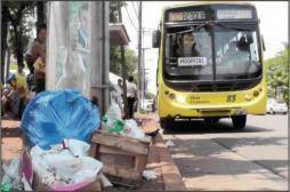 Usuarios molestos por la falta de limpieza y el estado de la parada frente al hospital
