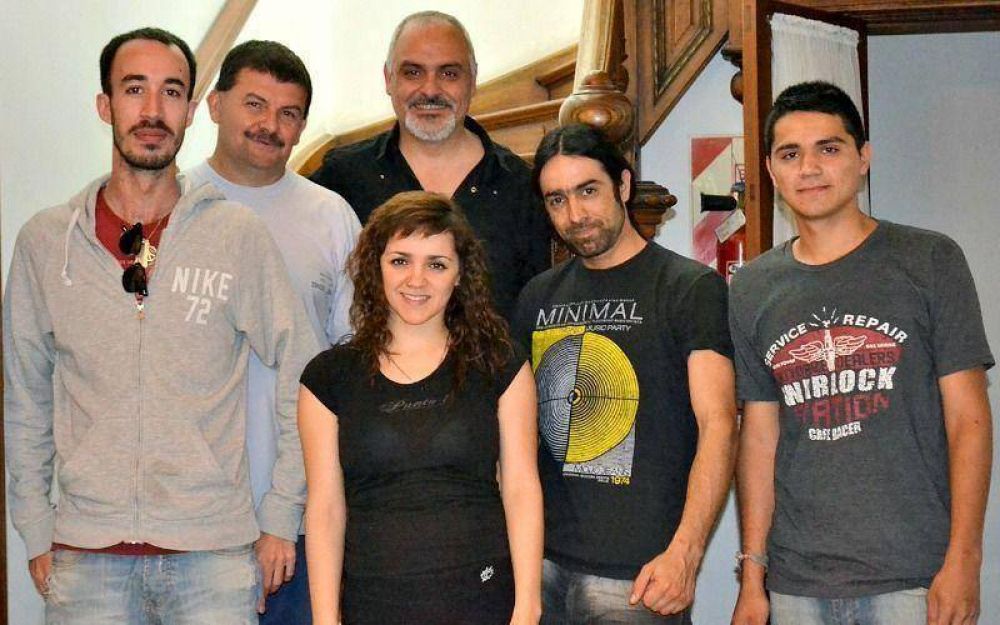 Entregan subsidios a artistas locales