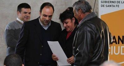 Regularizaci�n dominial: m�s familias reciben sus escrituras