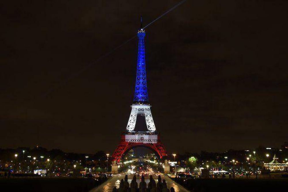 La Torre Eiffel volvi� a brillar con los colores de la bandera francesa