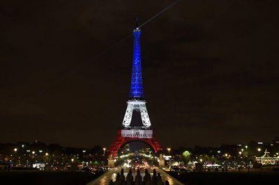 La Torre Eiffel volvi� a brillar con los colores de la bandera francesa