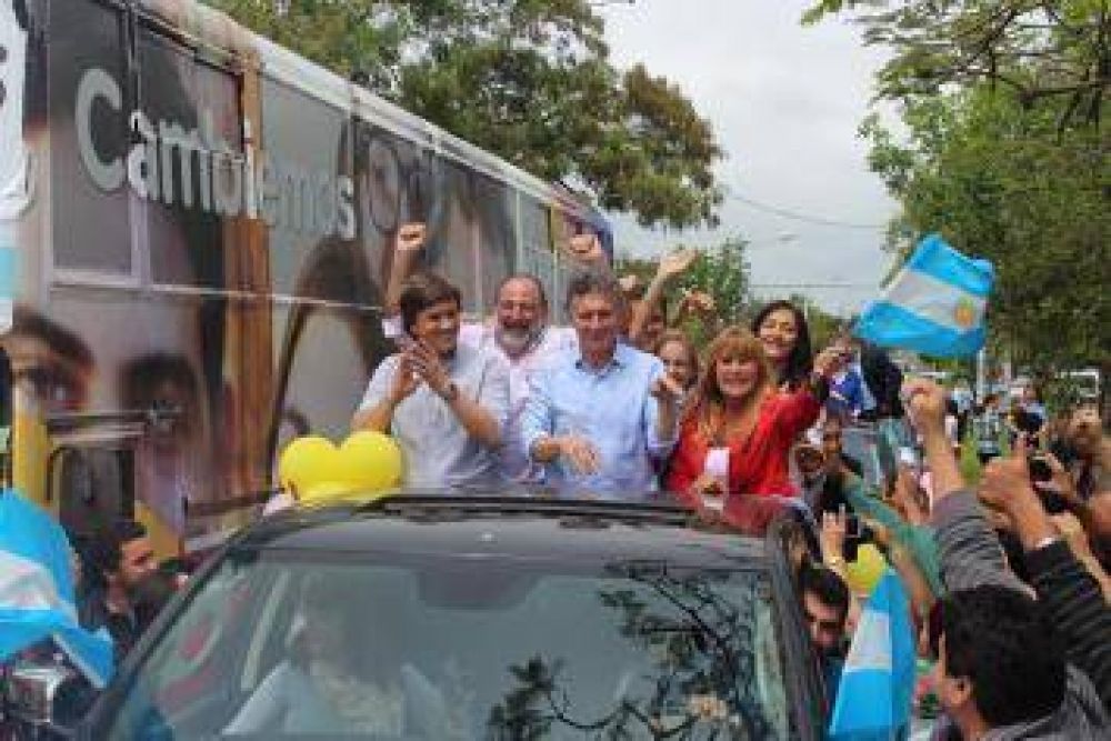 Cambiemos cierra la campa�a en Resistencia con un �abrazo simb�lico� a la Plaza 25 de Mayo