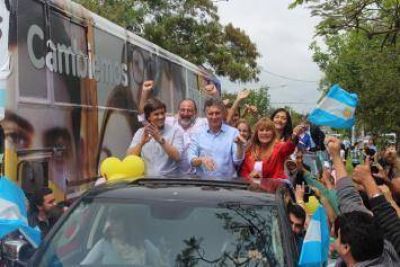 Cambiemos cierra la campa�a en Resistencia con un �abrazo simb�lico� a la Plaza 25 de Mayo