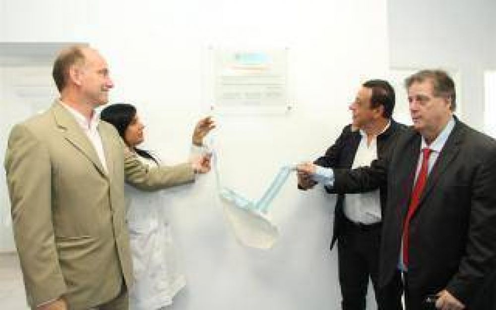 Collia y C�ffaro recorrieron la nueva sala pedi�trica del Hospital de Z�rate
