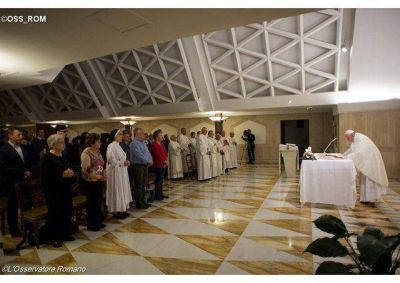Homil�a del Papa: La mundanidad lleva al pensamiento �nico