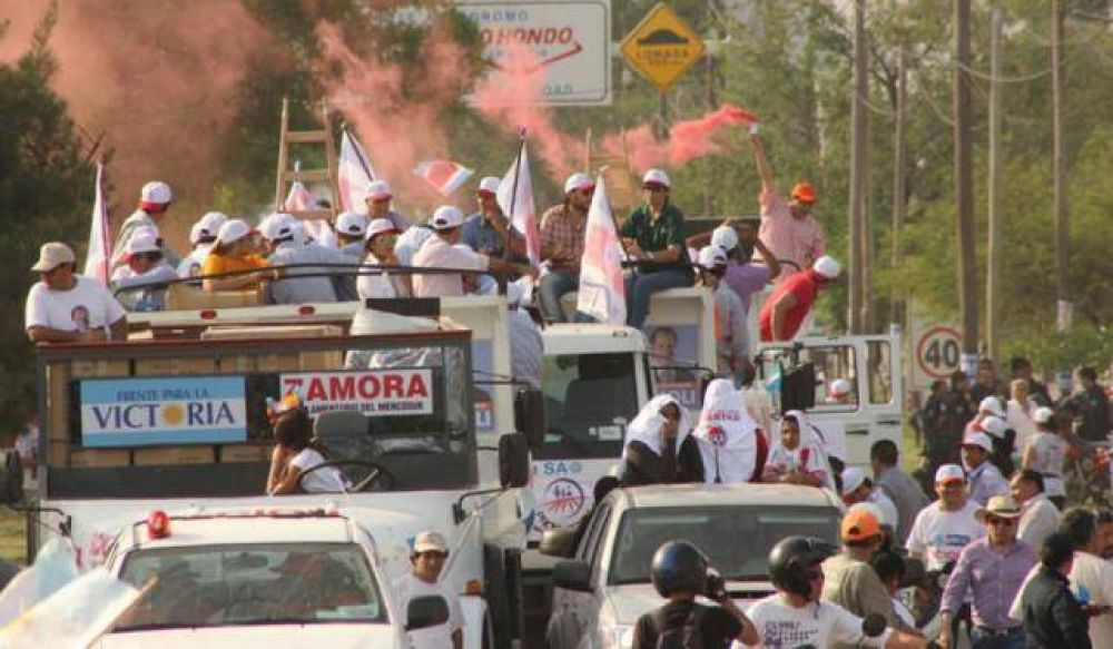 Una multitud acompa�� a Scioli en la Caravana de la Victoria
