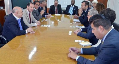 El ministro Saravia se reuni� con senadores del Estado de California