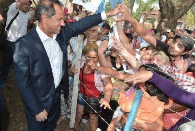 Scioli recorri� el norte de Salta y se comprometi� a blindar la frontera