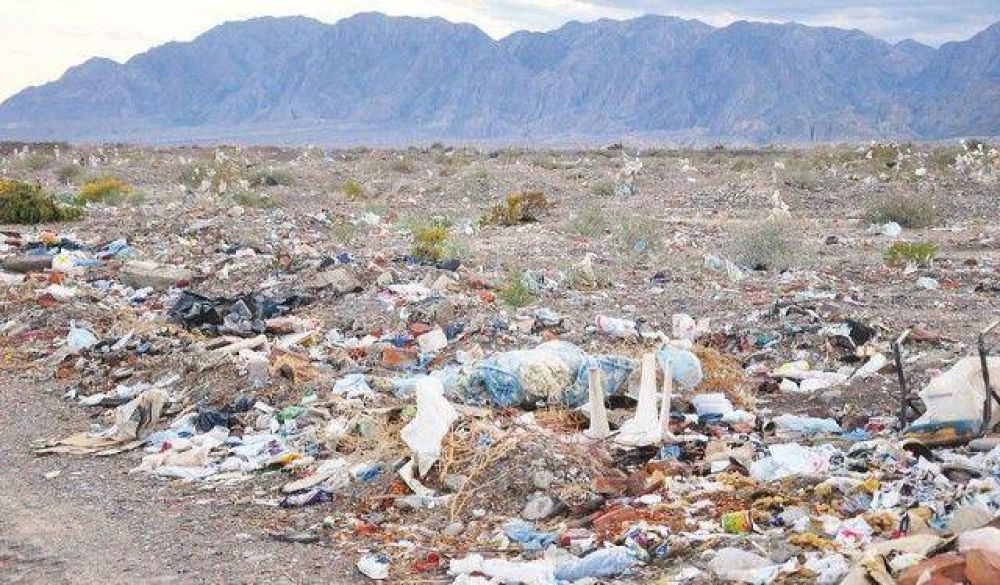 El basural que nadie remedia, en un acceso clave para el turismo