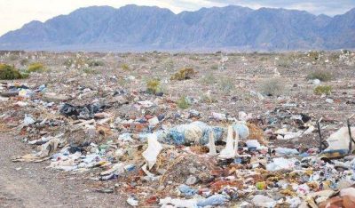 El basural que nadie remedia, en un acceso clave para el turismo