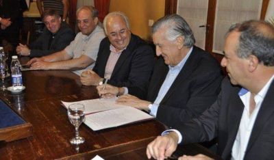 Firmaron convenio para construir la Plaza del Bicentenario