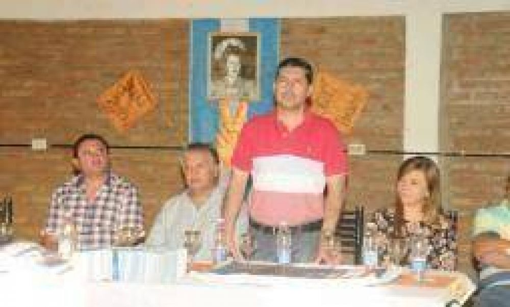 Casas convoc� a que �no se apague la llama del peronismo�