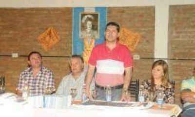 Casas convoc� a que �no se apague la llama del peronismo�
